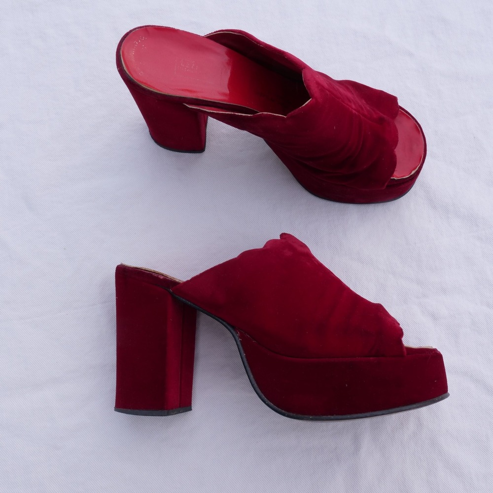 True vintage 1970s Montgomery Ward red velvet open toe platforms mules - Picture 2 of 9